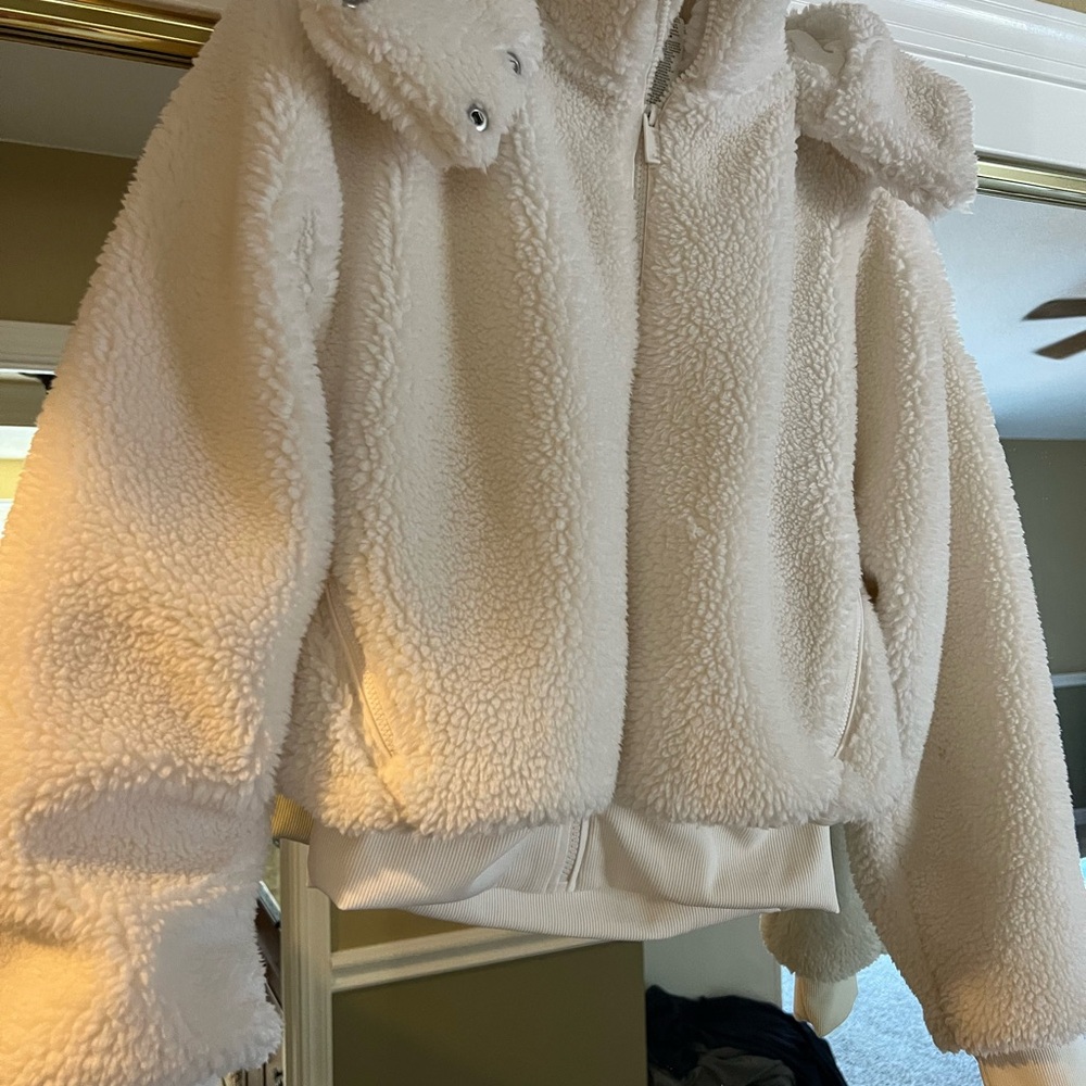 Alo “Foxy Sherpa Jacket”